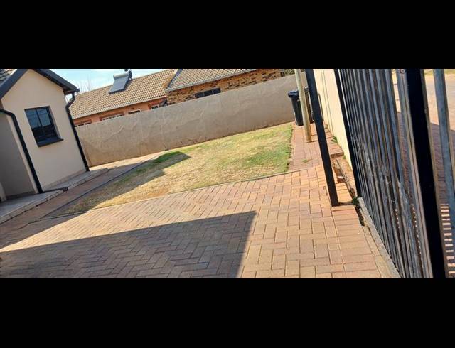 3 BEDROOM HOUSE FOR SALE IN CLAYVILLE